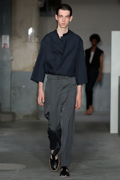Look 16